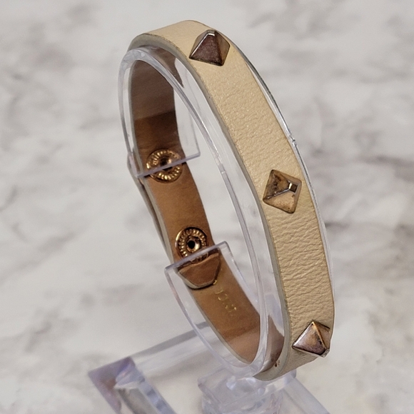 Vince Camuto Faux Leather Studded Wrap Bracelet Beige Gold Tone‎ Snap Closure - Picture 1 of 5